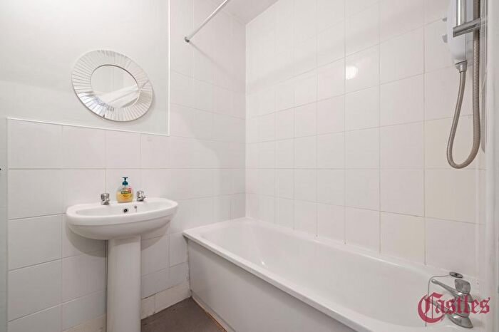 1 Bedroom Flat For Sale In Ferme Park Road, London, N8