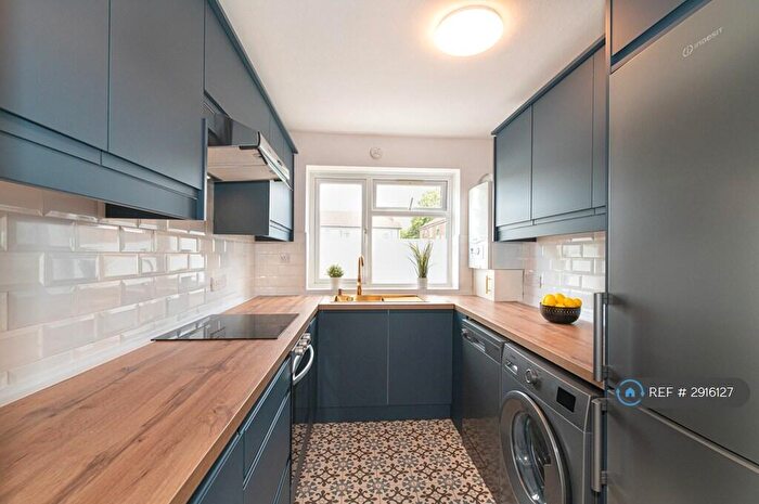3 Bedroom Flat To Rent In Mitcham Junction, Mitcham, CR4