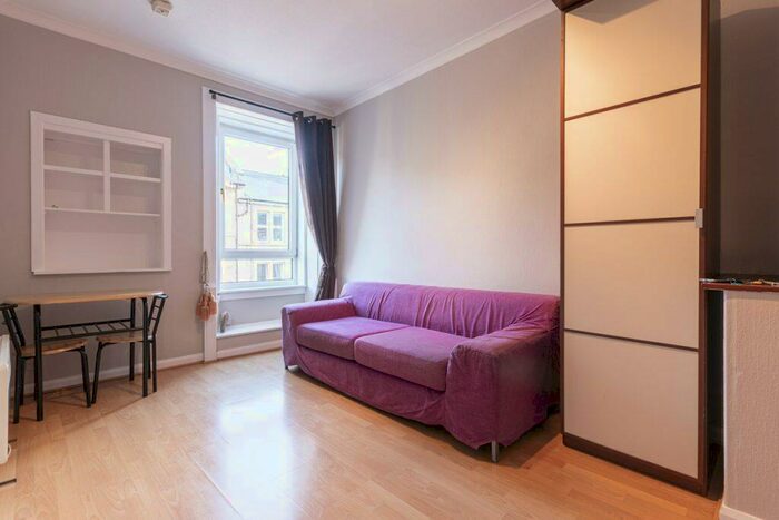 2 Bedroom Flat To Rent In Tay Street, Edinburgh, EH11