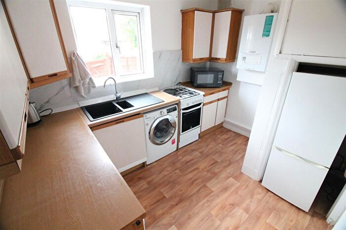2 Bedroom Flat To Rent In Sutton Lane, Hounslow, TW3