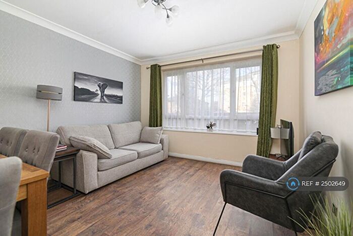 2 Bedroom Flat To Rent In Victoria Road, Romford, RM1
