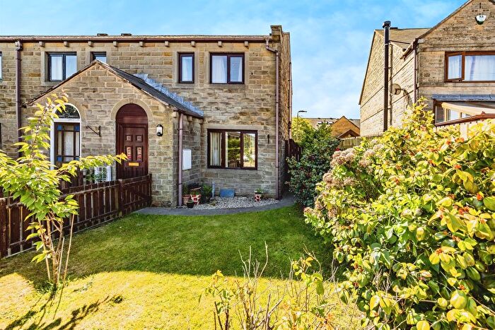 3 Bedroom End Of Terrace House For Sale In Dene Royd Close, Stainland, Halifax, HX4