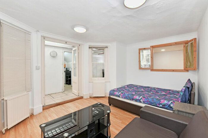 3 Bedroom Flat To Rent In Cromwell Road, London, SW7