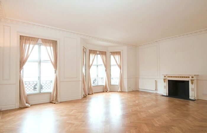 2 Bedroom Flat To Rent In Mansfield Street, Marylebone, London, W1G