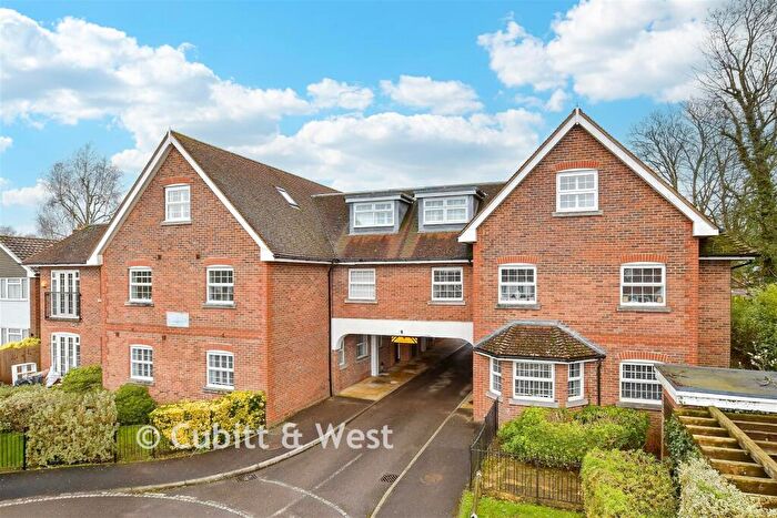 1 Bedroom Flat For Sale In Brighton Road, Lower Kingswood, Surrey, KT20