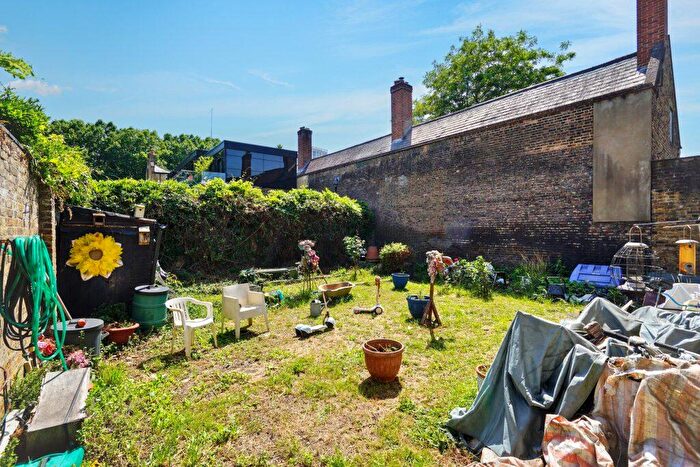 1 Bedroom Flat For Sale In Vawdrey Close, London, E1