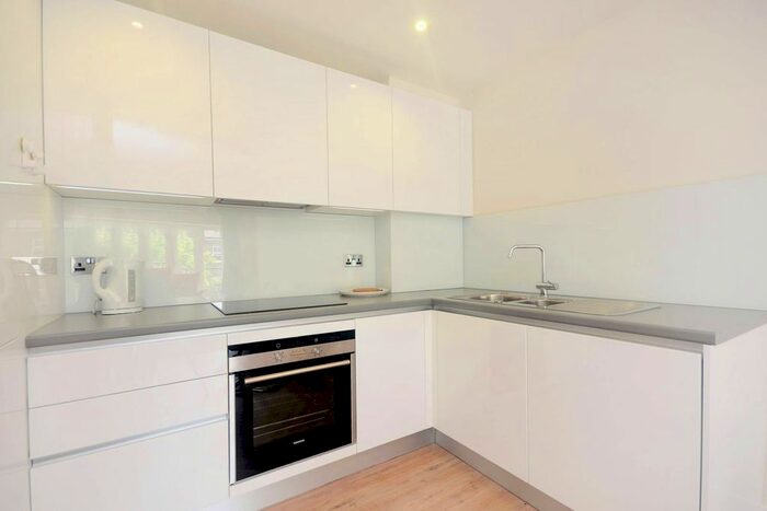 2 Bedroom Flat To Rent In Havilland Mews, Shepherd's Bush, London, W12