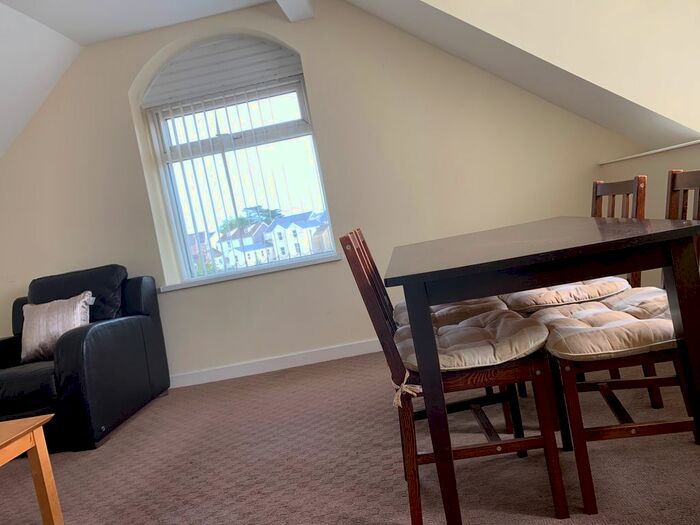 4 Bedroom Flat To Rent In Phillips Parade, Sandfields, Swansea SA1