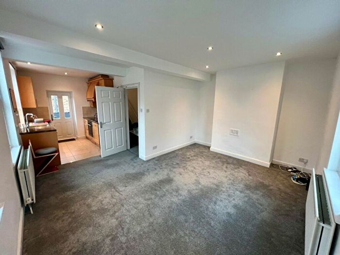 1 Bedroom Flat To Rent In South Hawksworth Street, Ilkley, West Yorkshire, Uk, LS29