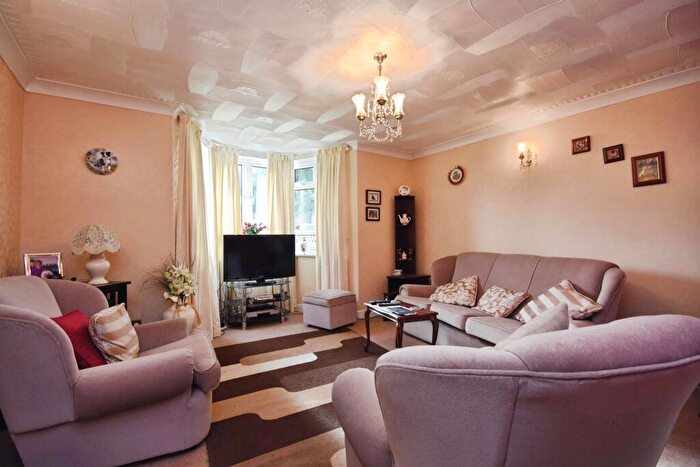 2 Bedroom Apartment For Sale In Albany Road, Pilgrims Hatch, Brentwood, CM15