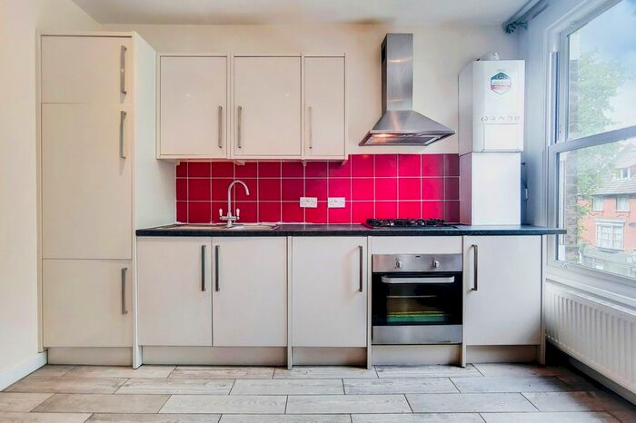 3 Bedroom Flat To Rent In Chiswick High Road, London, W4