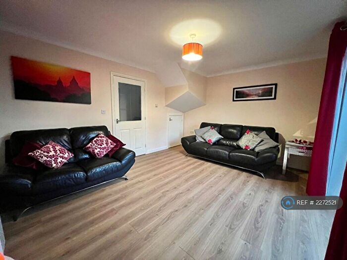 3 Bedroom Semi-Detached House To Rent In Ashleigh Vale, Barnsley, S70