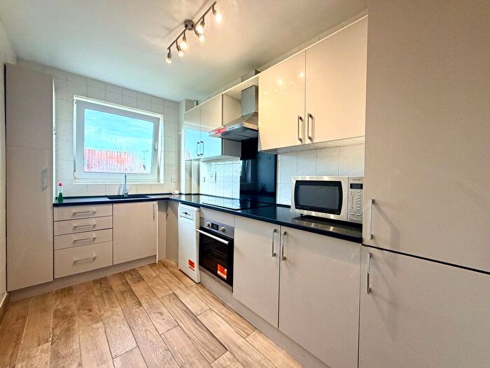 2 Bedroom Flat To Rent In Northumberland House, Ballards Lane, London, N3