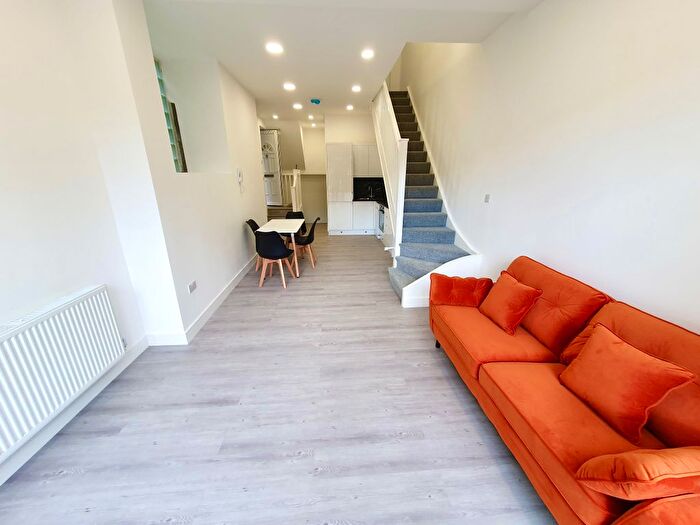 1 Bedroom Flat To Rent In Queens Drive, London, N4