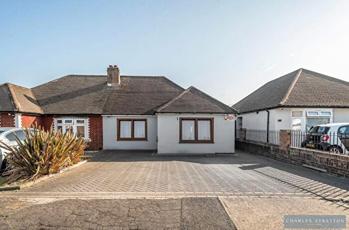 3 Bedroom Bungalow For Sale In Harrow Crescent, Romford, RM3