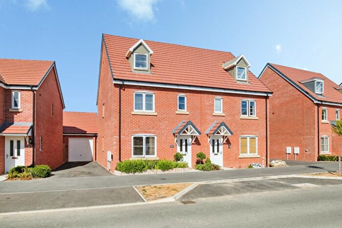 4 Bedroom Semi-Detached House For Sale In Adlam Way, Salisbury, SP2