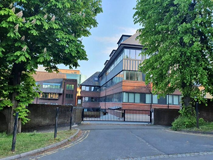 1 Bedroom Flat For Sale In Station Road, Redhill, Surrey, RH1