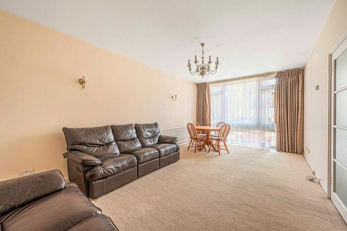 2 Bedroom Flat To Rent In Holden Road, Finchley, London, N12