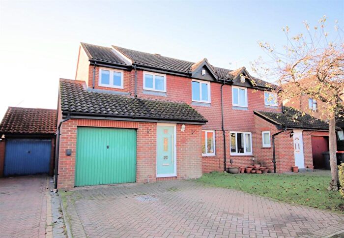 4 Bedroom Semi Detached House For Sale In Russell Road, Toddington, Dunstable, LU5