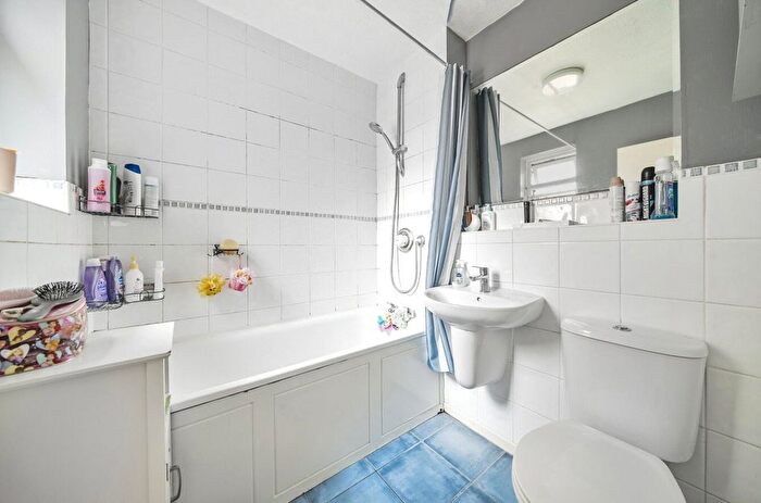 1 Bedroom Flat For Sale In Guildford, Surrey, GU4