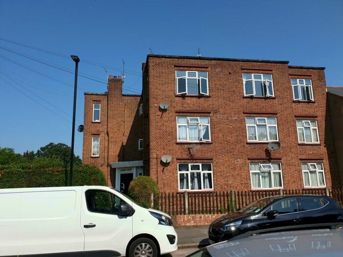 3 Bedroom Flat To Rent In Palace Road, N11