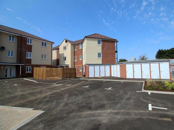 2 Bedroom Flat To Rent In Park Avenue, Chippenham, SN14