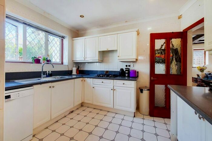 4 Bedroom Property To Rent In New Street Hill, Bromley, BR1
