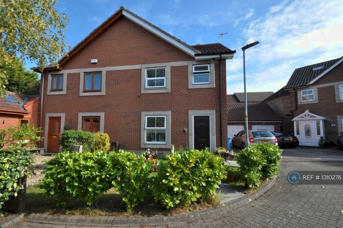 3 Bedroom Semi-Detached House To Rent In Ha'penny Bridge Way, Hull, HU9