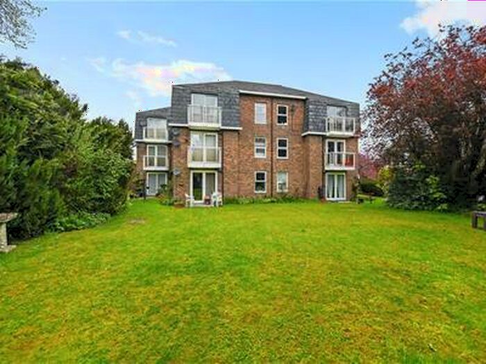2 Bedroom Flat To Rent In Victoria Court, Andover, SP10