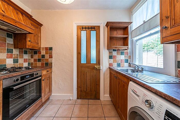 2 Bedroom Flat To Rent In Brightwell Crescent, London, SW17