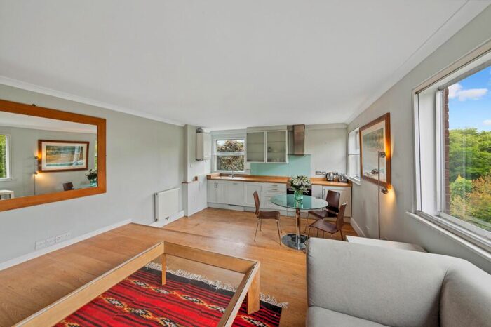 2 Bedroom Flat To Rent In St. Mary Le Park Court, Parkgate Road, SW11
