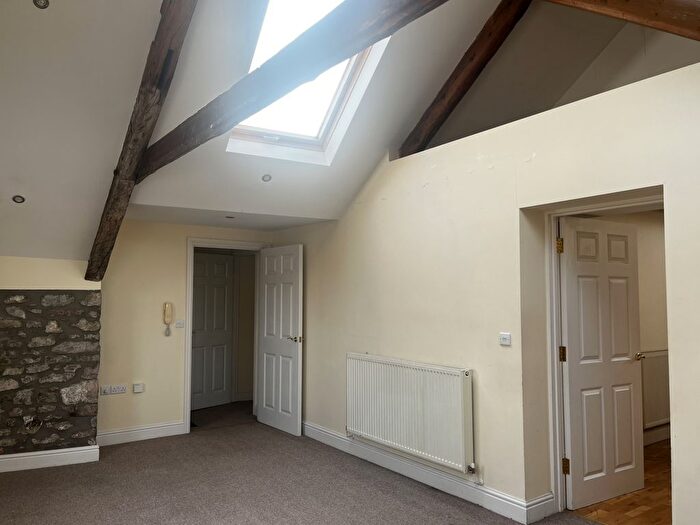 2 Bedroom Flat To Rent In Kensington House, SA61