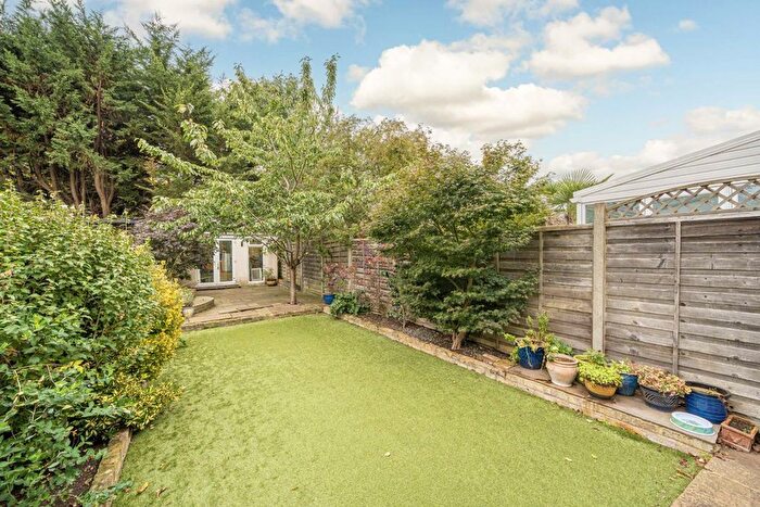 4 Bedroom Property For Sale In Holly Bush Lane, Hampton, TW12
