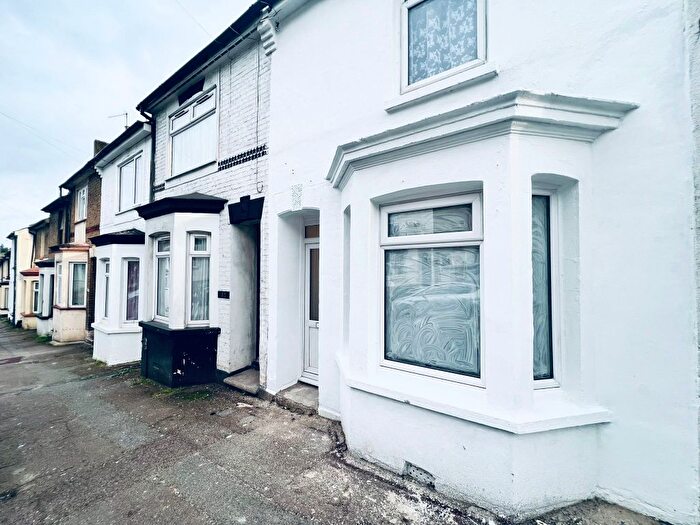 3 Bedroom Terraced House To Rent In Castle Road, Chatham, ME4