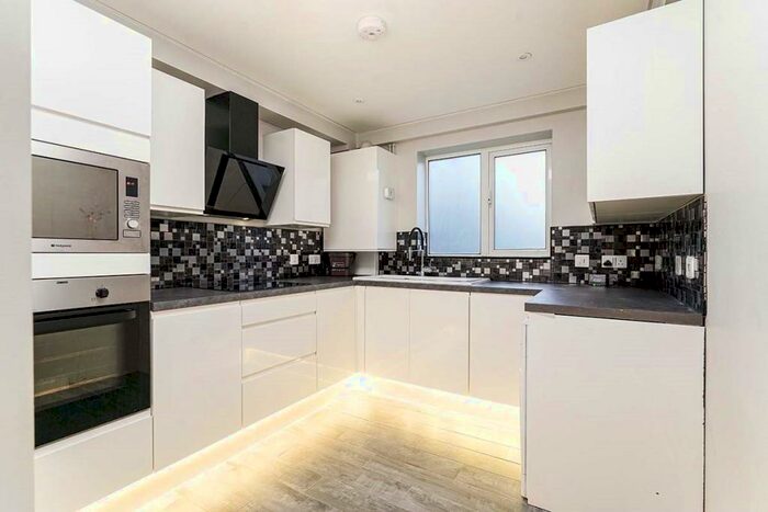 2 Bedroom Flat To Rent In Jengar Close, Sutton, SM1