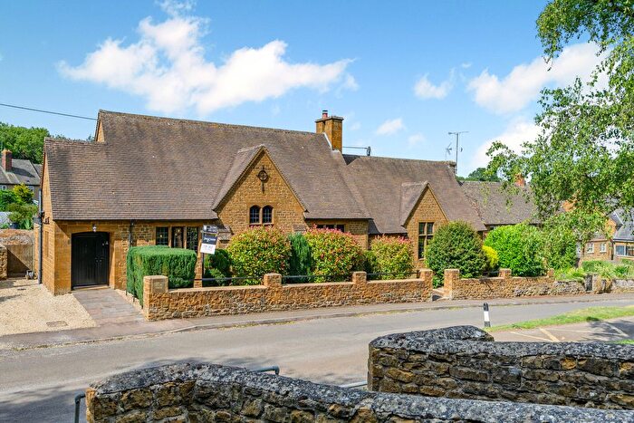 4 Bedroom Country House For Sale In Main Street Wroxton Banbury, Oxfordshire, OX15