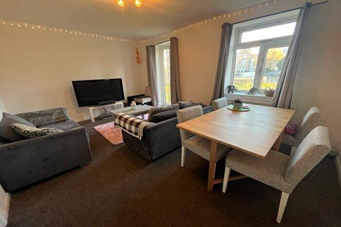 3 Bedroom Flat To Rent In Clapham Road Estate, London, SW4