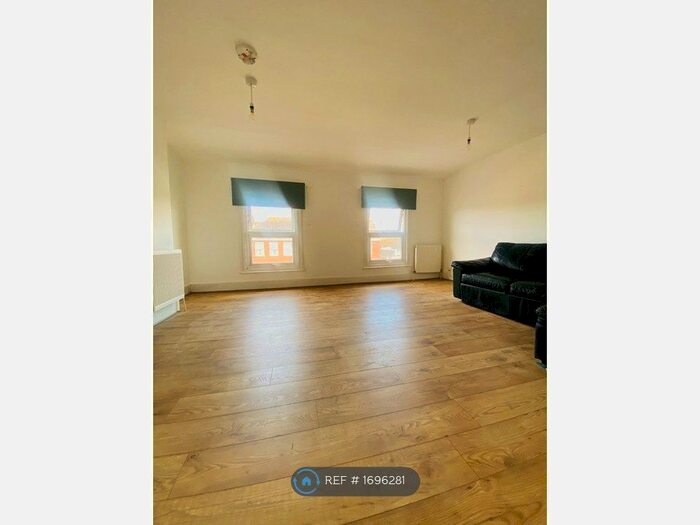 3 Bedroom Flat To Rent In Brook House, Surbiton, KT6