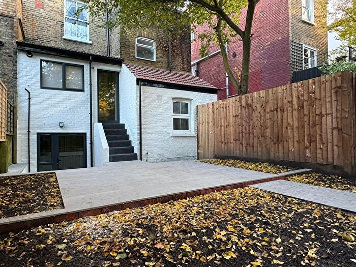 3 Bedroom Flat To Rent In Haselrigge Road, Clapham Common, SW4