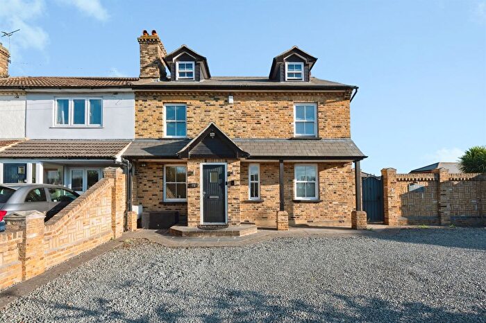 6 Bedroom Equestrian Property For Sale In Upminster Road North, Rainham, RM13