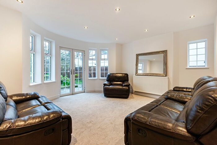 6 Bedroom Detached House To Rent In Alexandra Grove, London, N12
