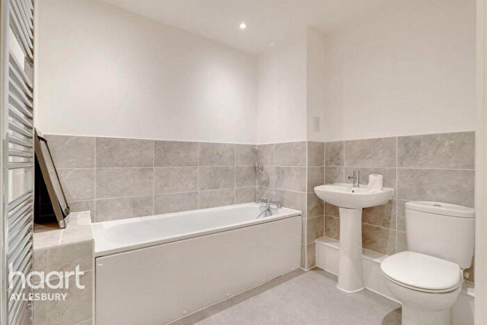 2 Bedroom Apartment To Rent In Farmingdale Close, Aylesbury, HP18