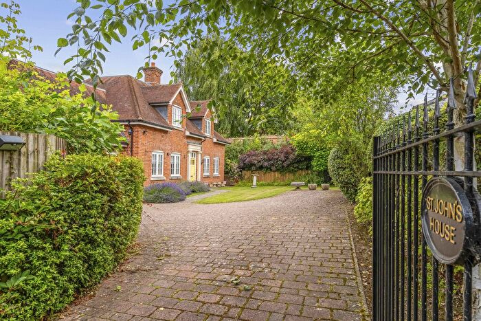 3 Bedroom Detached House For Sale In The Close, Odiham, RG29