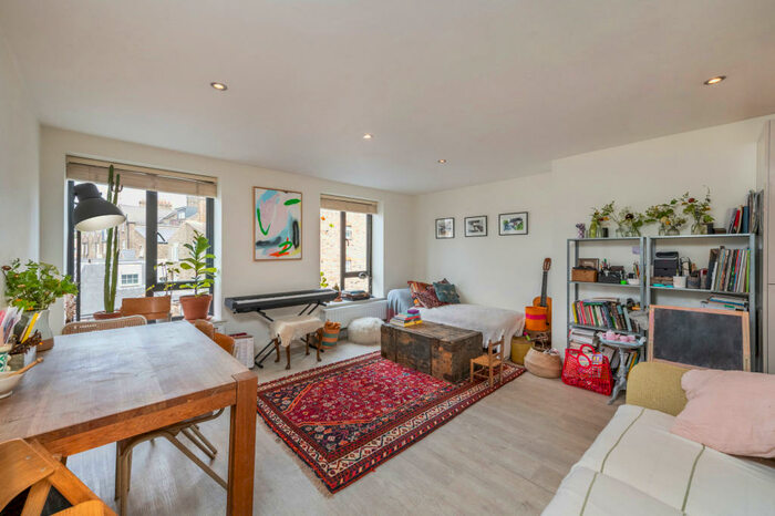 2 Bedroom Flat To Rent In St. Cyprians Court, Braxfield Road, London, SE4