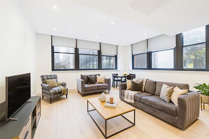 2 Bedroom Apartment To Rent In Flat :: Gramercy House, M1