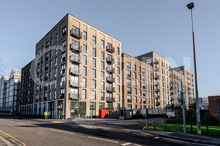 2 Bedroom Flat To Rent In Berkeley Square, - Ordsall Lane, M5