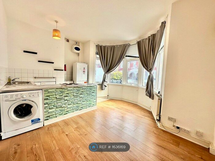 1 Bedroom Flat To Rent In Arundel Gardens, Ilford, IG3