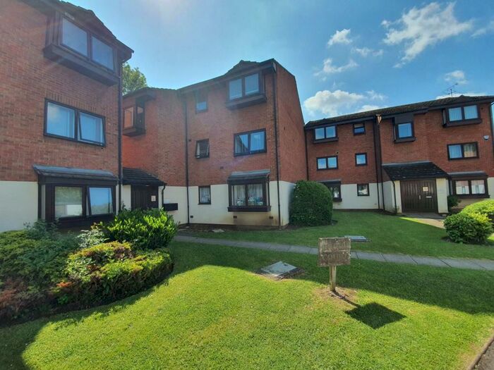 2 Bedroom Flat To Rent In Wheatley Close, Hendon, NW4