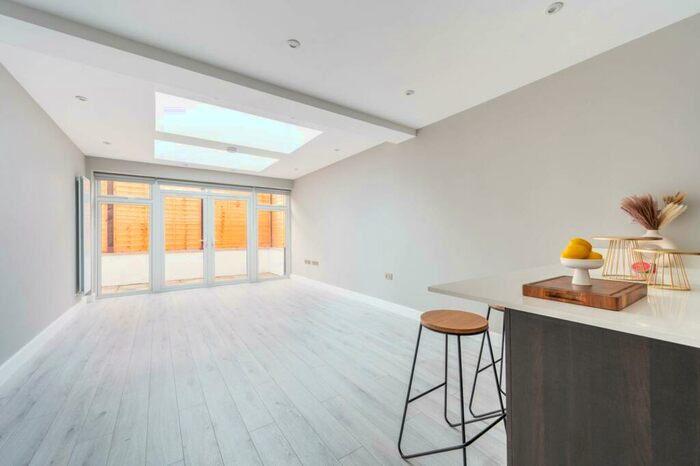 3 Bedroom Flat To Rent In Prout Grove, Neasden, NW10