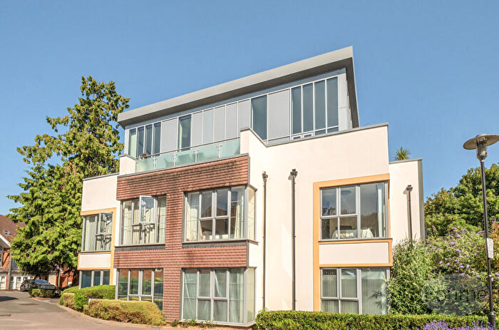 2 Bedroom Apartment For Sale In Uplands Road, Boxgrove Gardens, Guildford, GU1